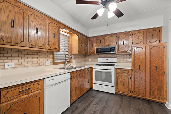 $2,200 | 16749 Paxton Avenue, Unit 1N, Tinley Park, IL 60477