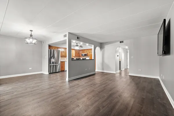 $2,200 | 16749 Paxton Avenue, Unit 1N, Tinley Park, IL 60477