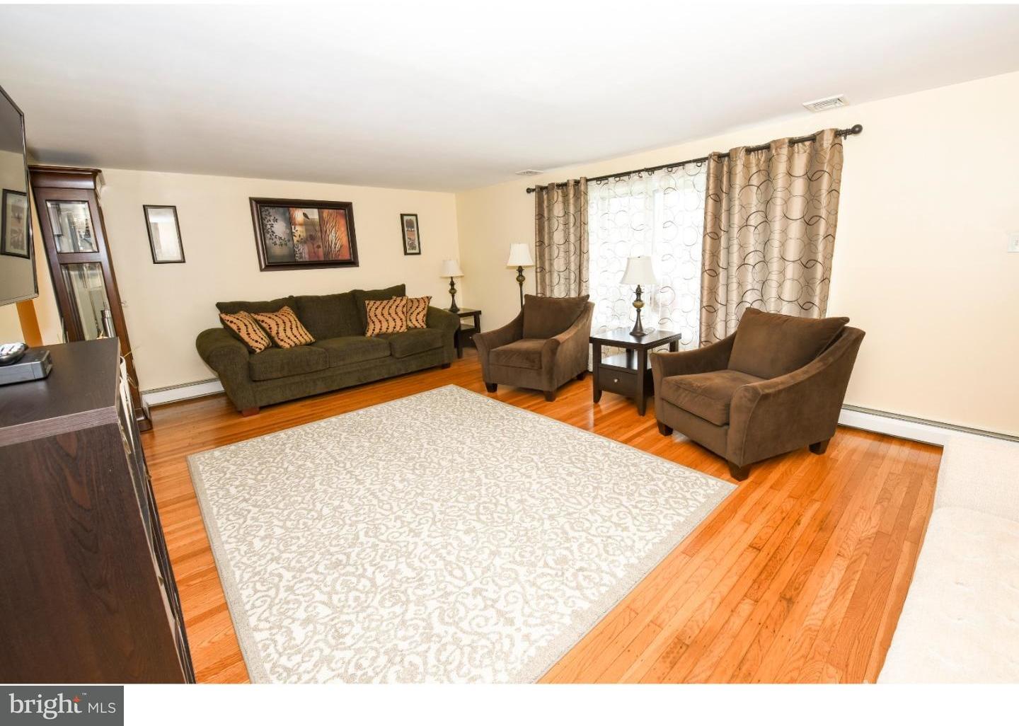 250 Norfolk Road Warminster, PA 18974 - Photo 12 of 25 Living Room