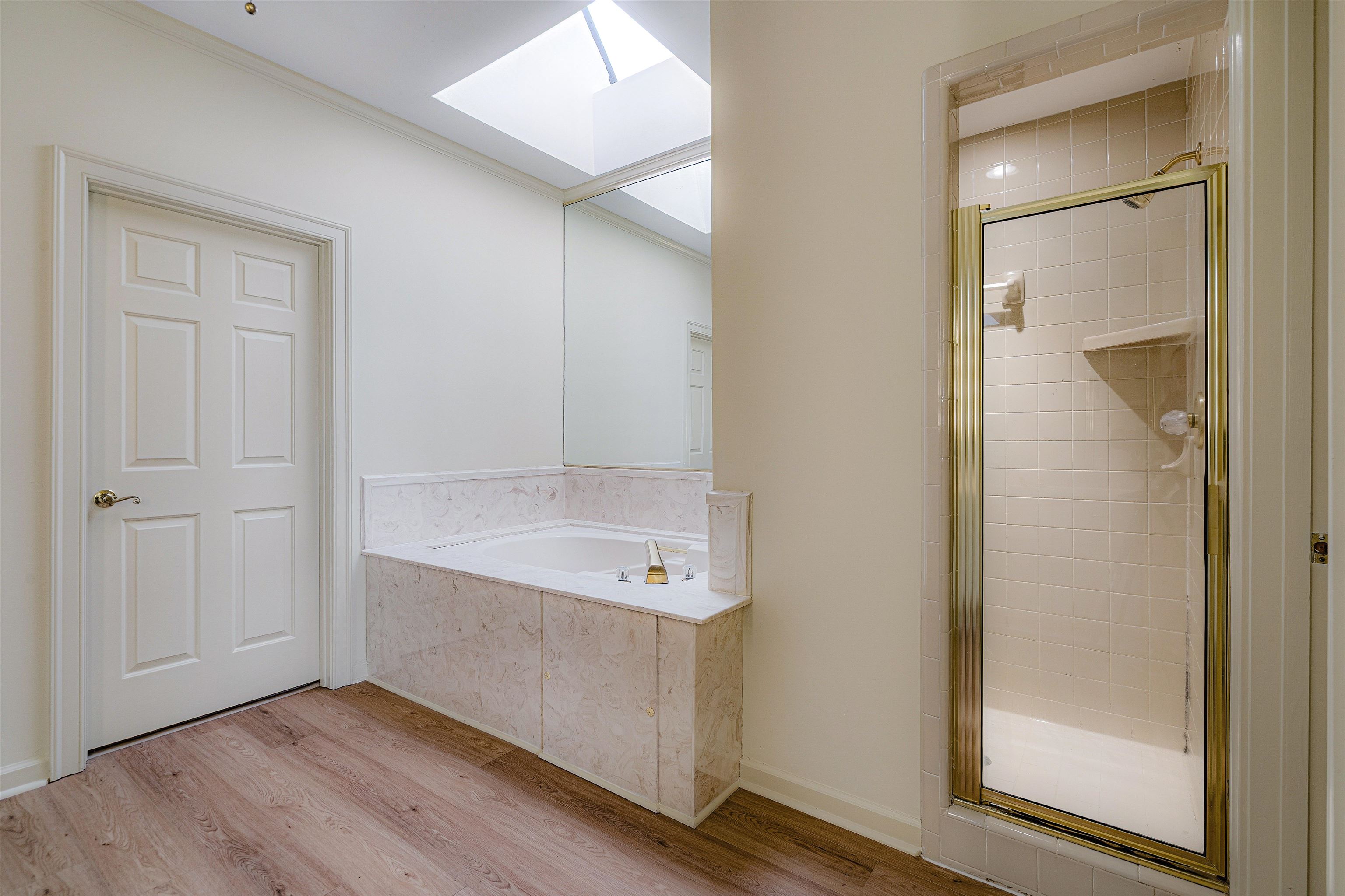 478 West Racquet Club Place Memphis, TN 38117 - Photo 25 of 39 an empty room with mirror and shower