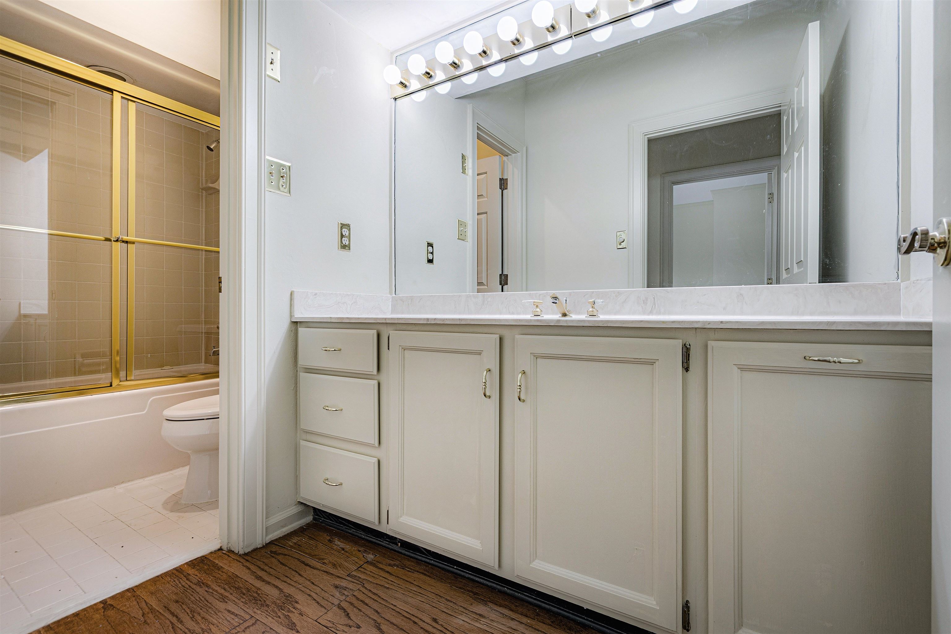 478 West Racquet Club Place Memphis, TN 38117 - Photo 30 of 39 a spacious bathroom with a double vanity sink a mirror and a bathtub