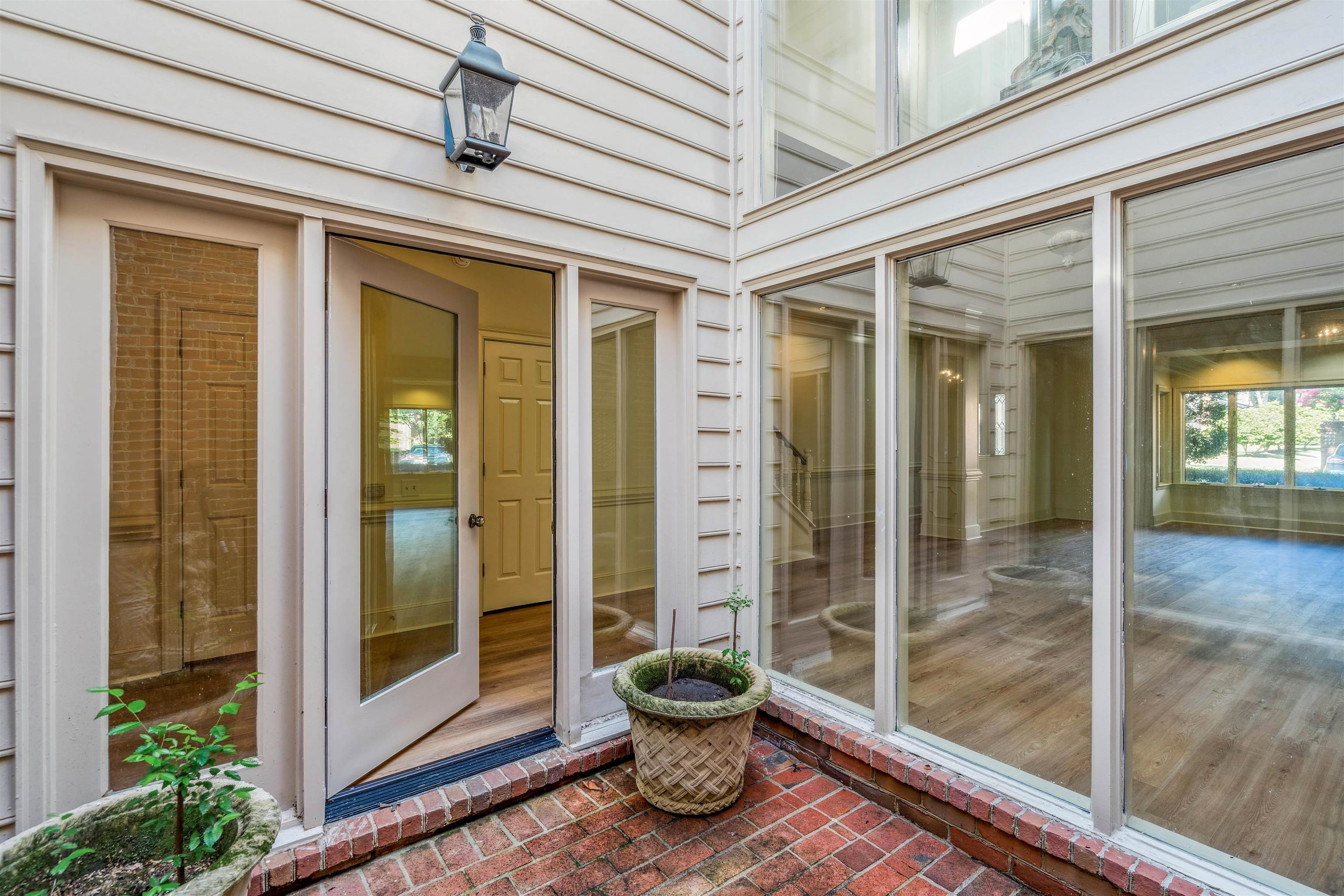 478 West Racquet Club Place Memphis, TN 38117 - Photo 33 of 39 a view of a balcony with chair and glass door