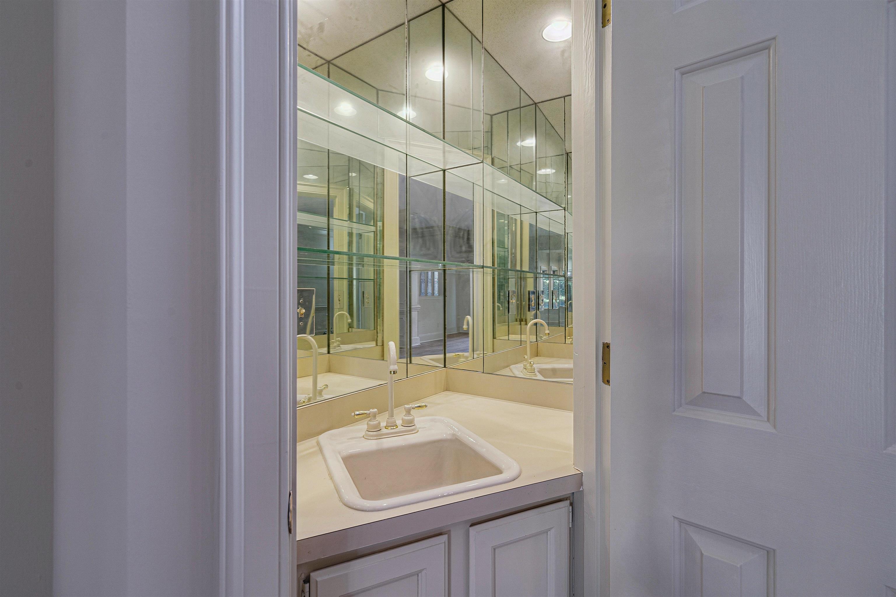 478 West Racquet Club Place Memphis, TN 38117 - Photo 10 of 39 a bathroom with a sink and a mirror