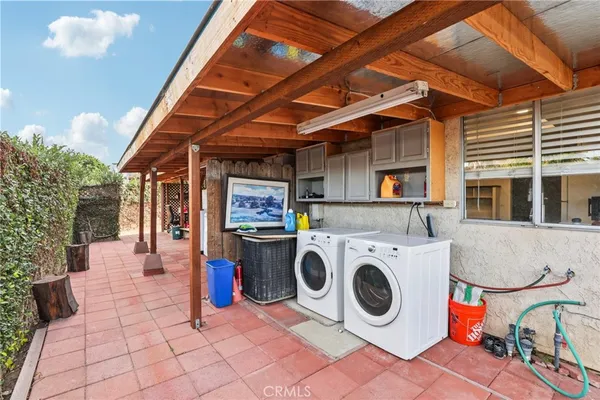 a view of a backyard