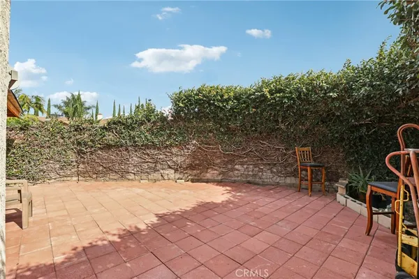a view of the dinning table and chairs in patio
