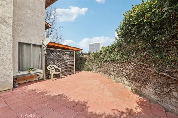 a picture of a bench in it