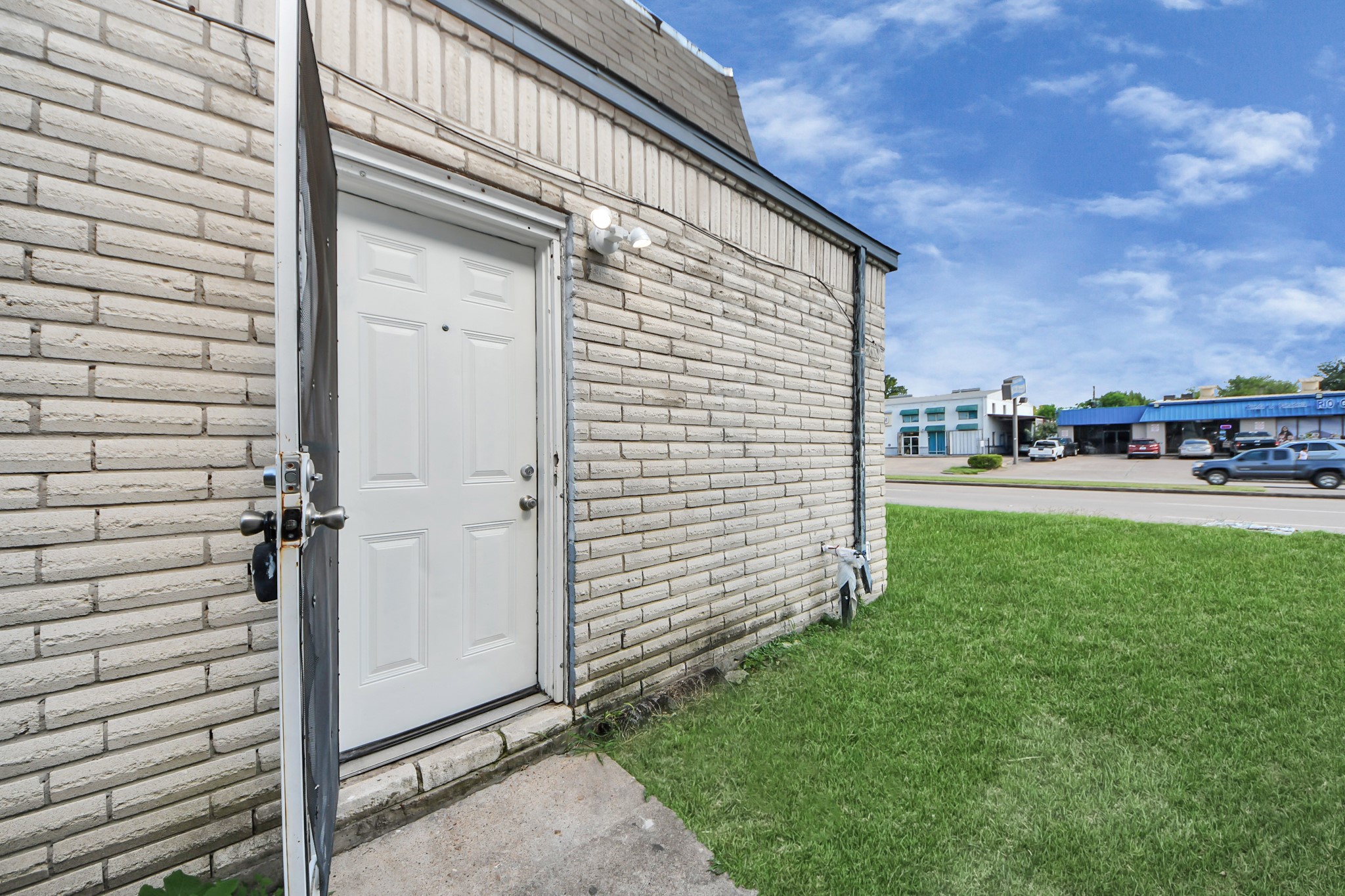 12068 Beechnut Street, Unit C Houston, TX 77072 - Photo 23 of 40 a view of outdoor space and yard