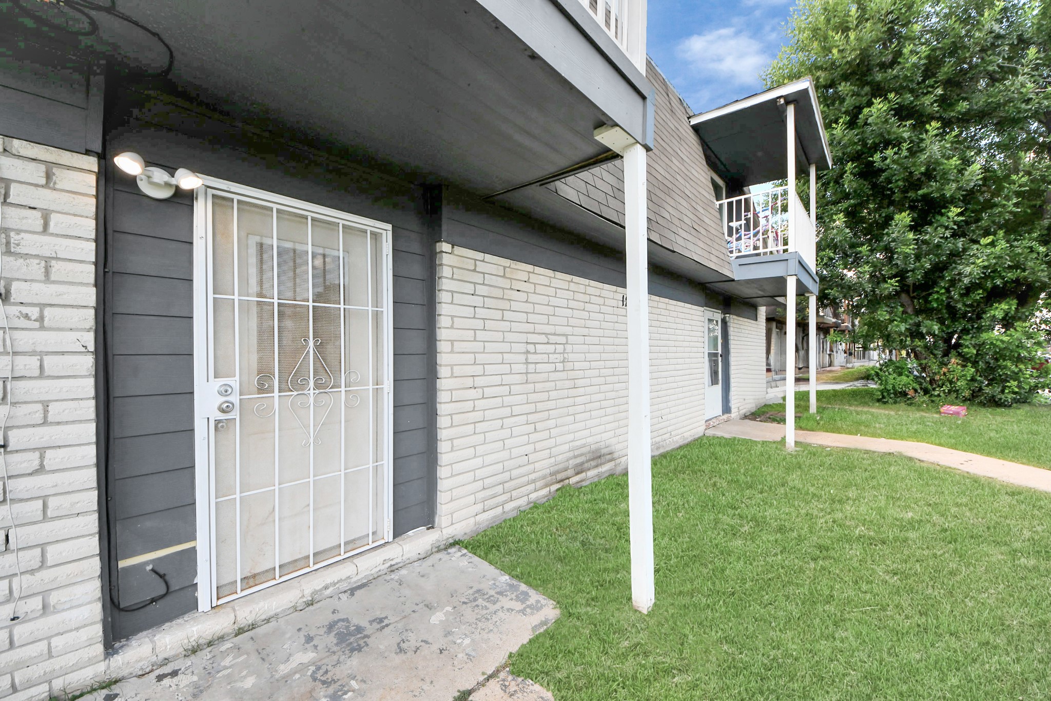 12068 Beechnut Street, Unit C Houston, TX 77072 - Photo 5 of 40 a backyard of a house with lots of green space