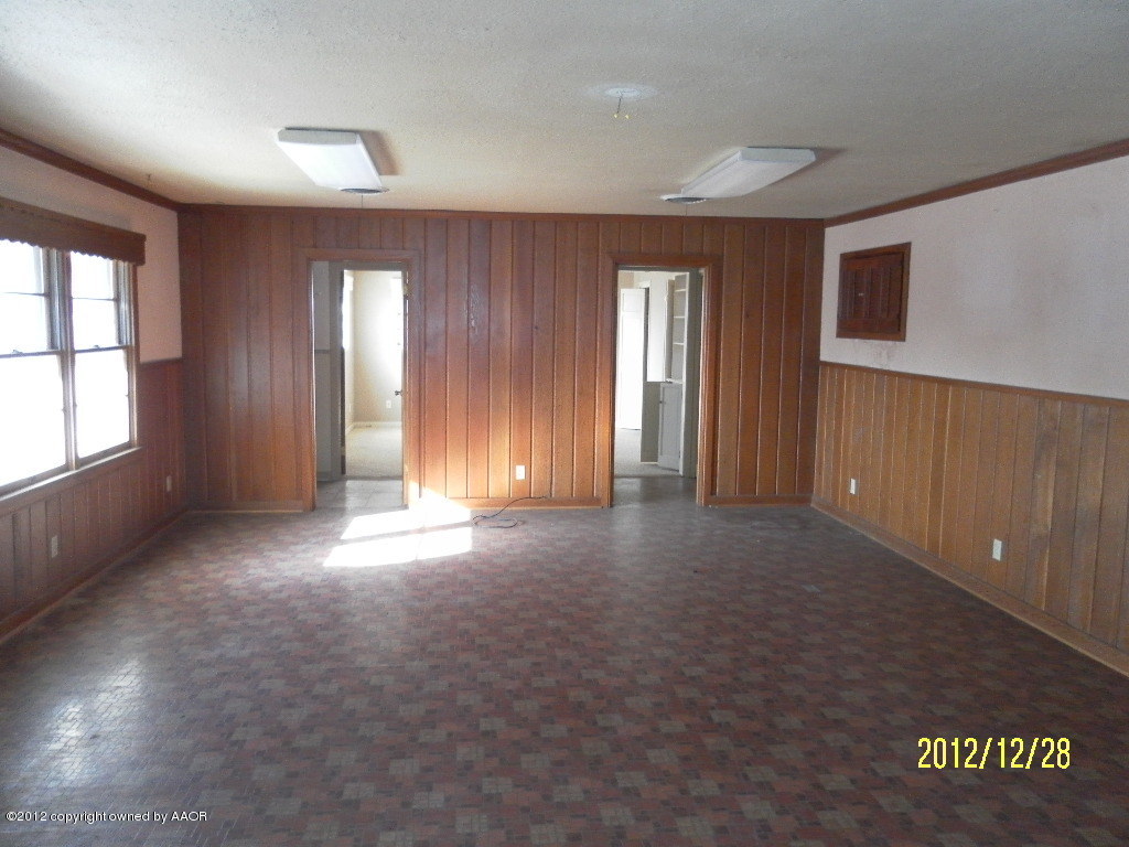 4004 South Travis Street Amarillo, TX 79110 - Photo 8 of 10 an empty room with windows and closet