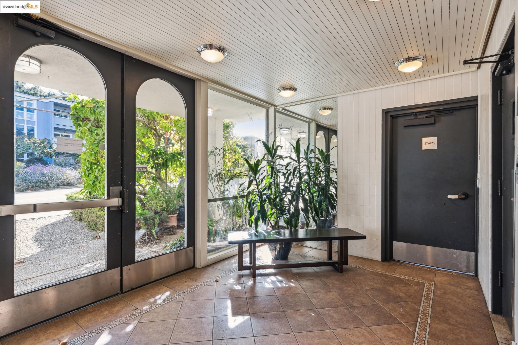 651 Oakland Avenue, Unit 1E Oakland, CA 94611 - Photo 25 of 28 a living room with furniture and a potted plant