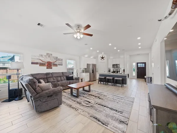 $329,900 | 9 Alyssa Palms Drive, Manvel, TX 77578