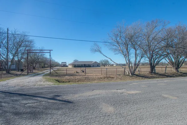 $2,350 | 430 Cr 683, Lytle, TX 78052