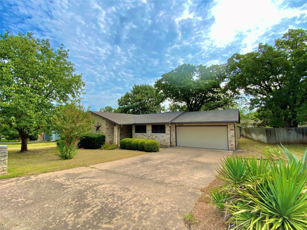 View of front of house with driveway and front entry garage