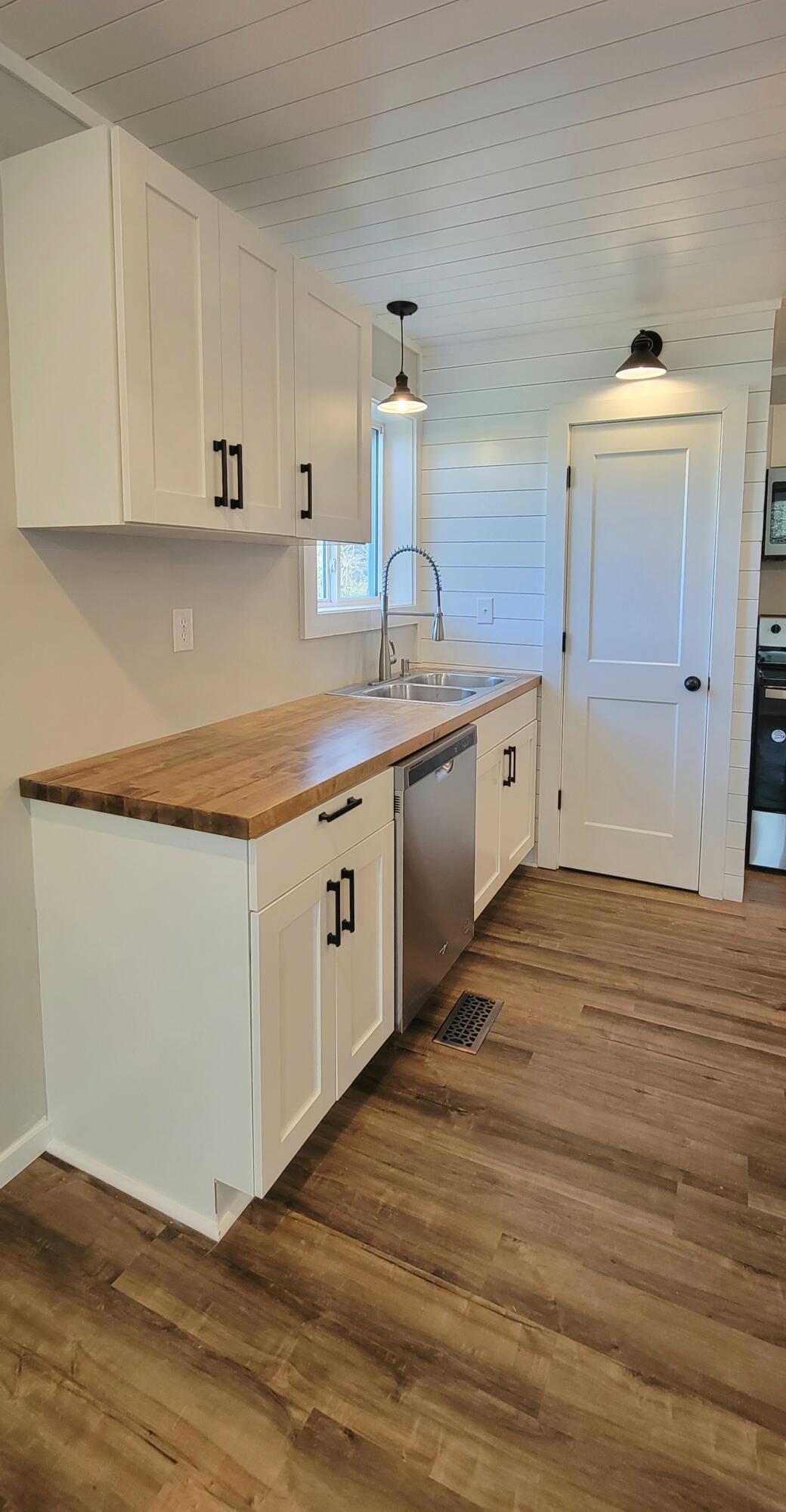 185 H Heaton Road Elizabethton, TN 37643 - Photo 12 of 33 Light Filled Kitchen