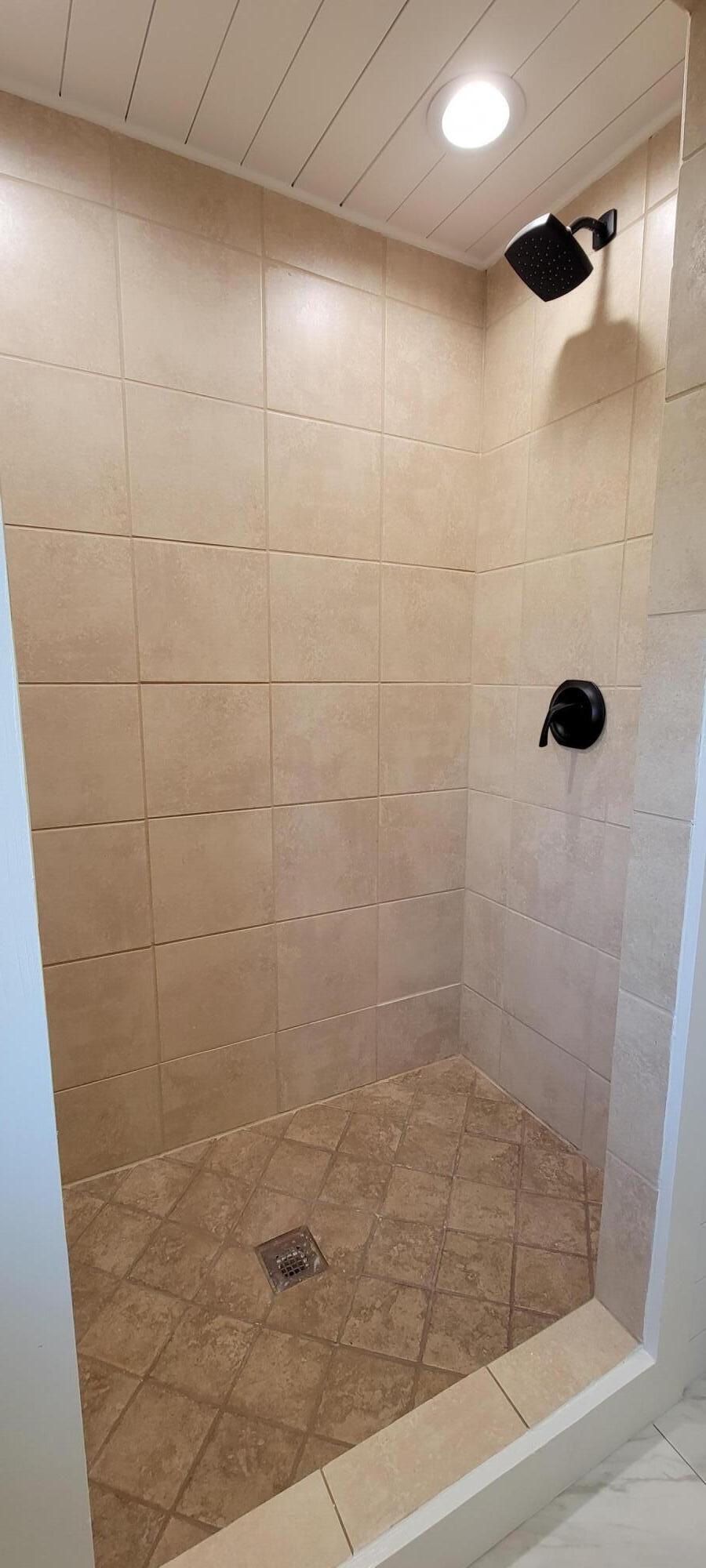 185 H Heaton Road Elizabethton, TN 37643 - Photo 20 of 33 Tile shower
