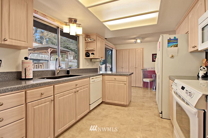 20221 107th Avenue Northeast Bothell, WA 98011 - Photo 5 of 21 Gallery Image 5