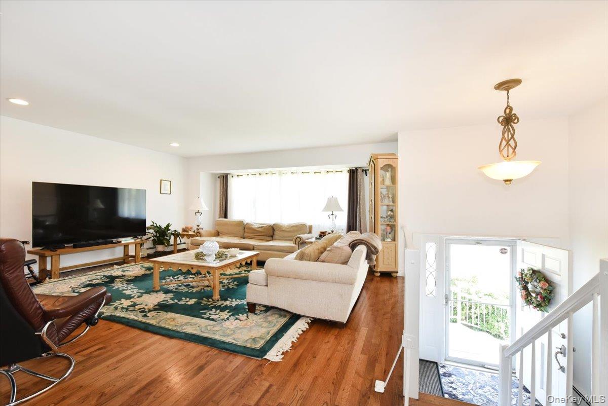 44 Peppermint Road Commack, NY 11725 - Photo 5 of 35