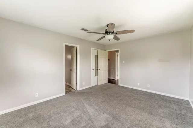 a view of a chandelier fan and entryway in a room