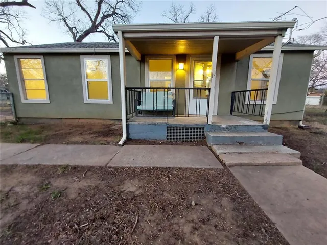 $1,150 | 606 West Washington Avenue, Whitney, TX 76692