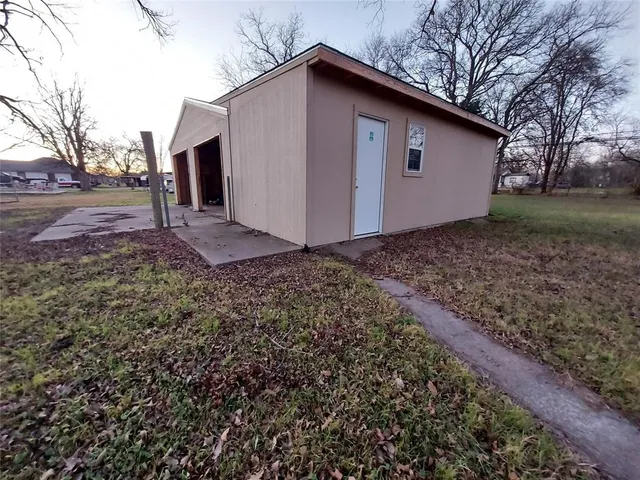 $1,150 | 606 West Washington Avenue, Whitney, TX 76692