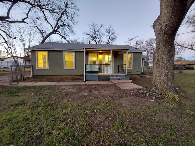 $1,150 | 606 West Washington Avenue, Whitney, TX 76692