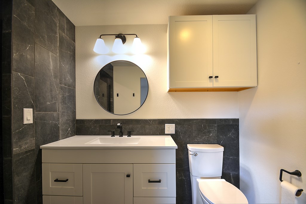 110 A Garner Road Kerrville, TX 78028 - Photo 18 of 46 a bathroom with a toilet sink and mirror