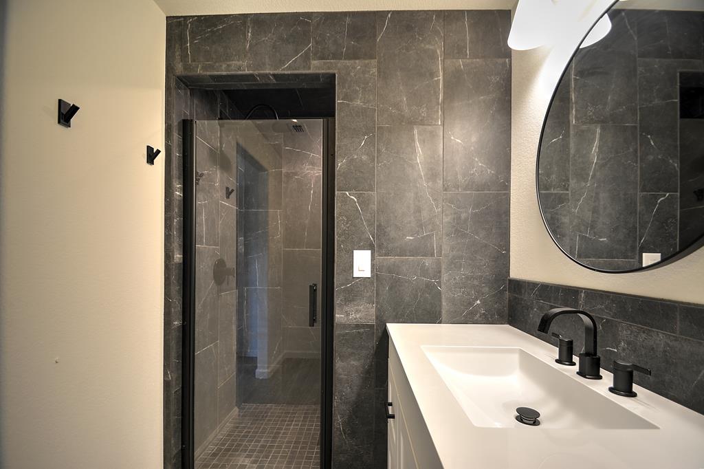 110 A Garner Road Kerrville, TX 78028 - Photo 20 of 46 a bathroom with a sink and a mirror