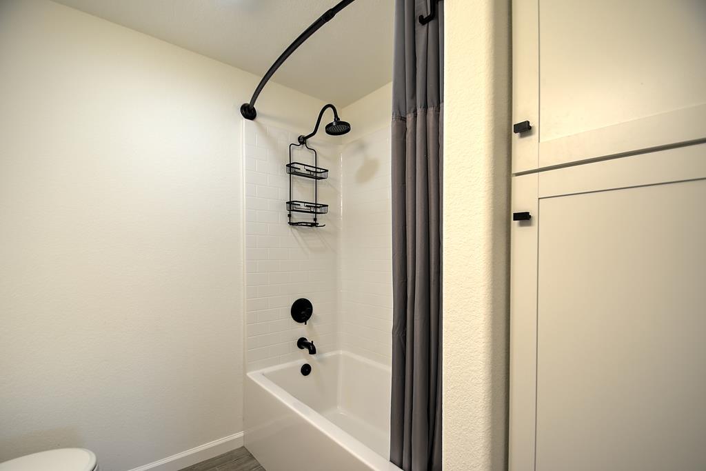 110 A Garner Road Kerrville, TX 78028 - Photo 25 of 46 a bathroom with a bathtub