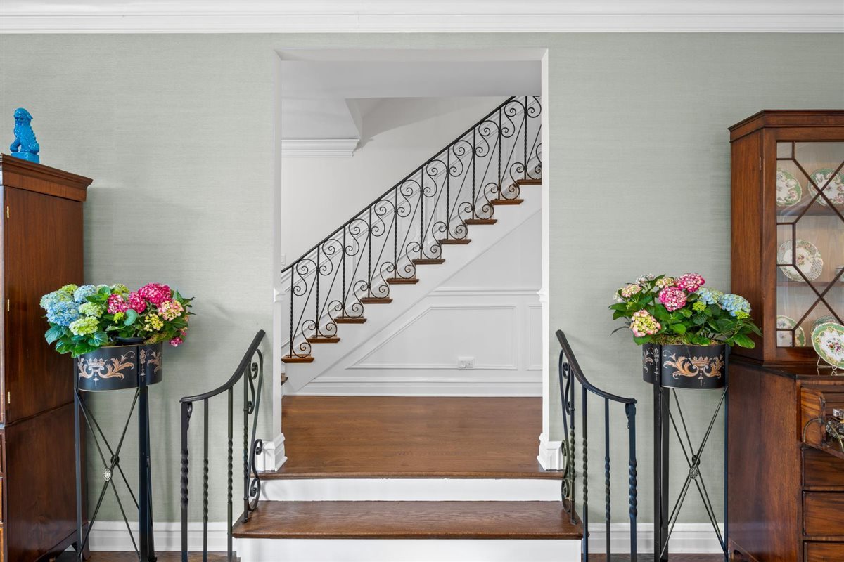 562 Earlston Road Kenilworth, IL 60043 - Photo 9 of 65