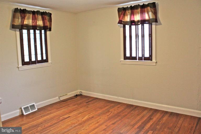 6722 Queens Road Alexandria, VA 22306 - Photo 21 of 28 Bedroom (Master)