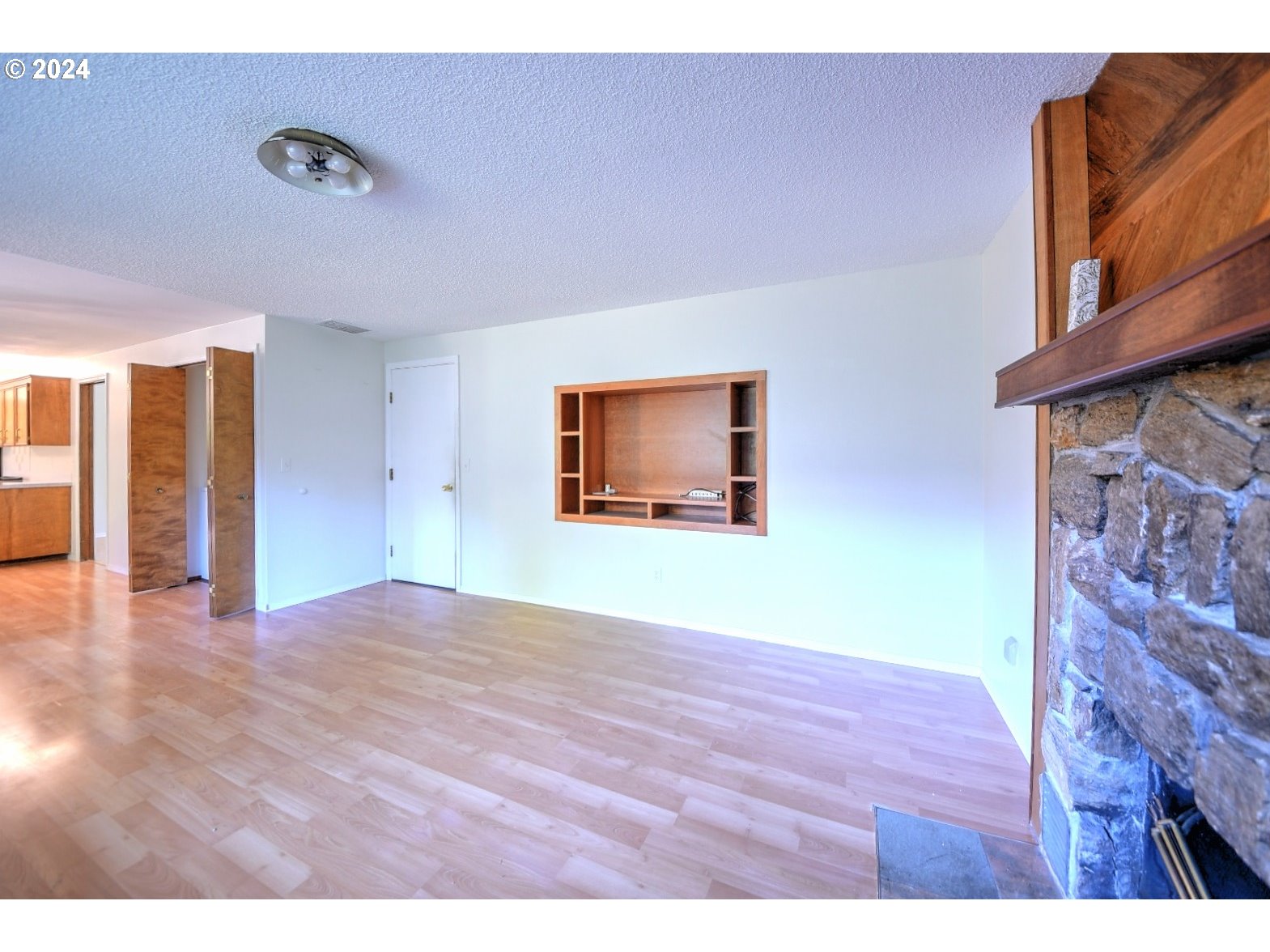 443 South 68th Place Springfield, OR 97478 - Photo 14 of 32 a view of an empty room with wooden floor and a window