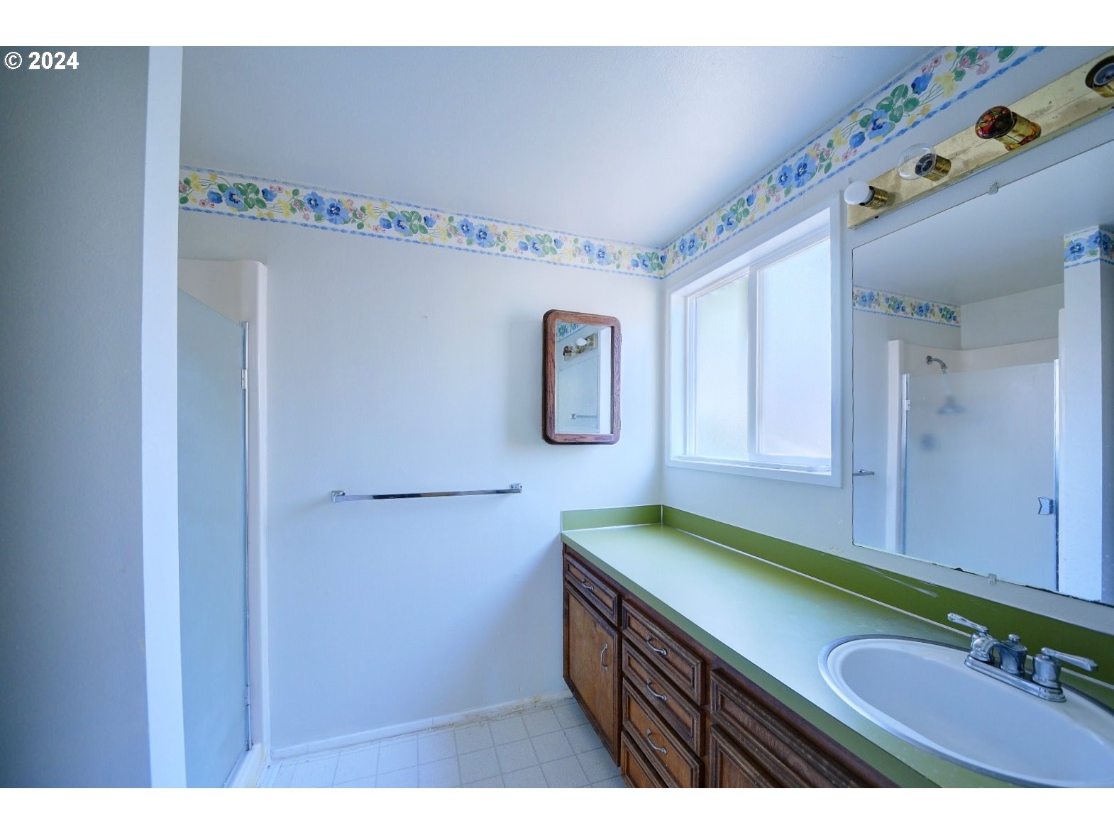 443 South 68th Place Springfield, OR 97478 - Photo 19 of 32 a bathroom with a sink and a mirror