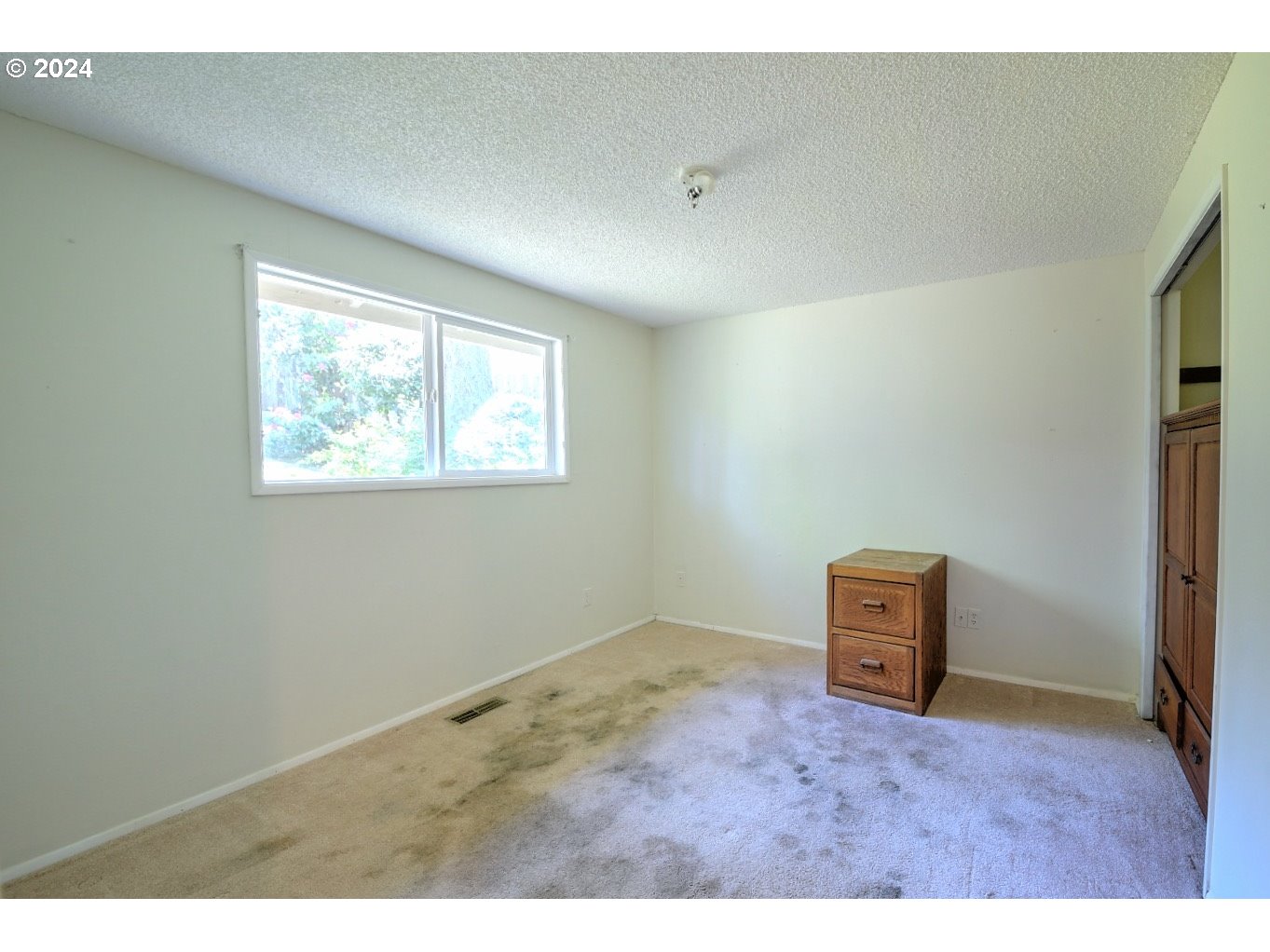 443 South 68th Place Springfield, OR 97478 - Photo 23 of 32 an empty room with windows