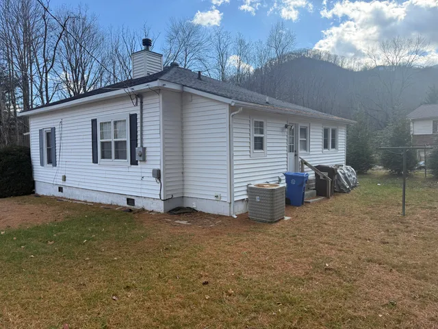 a view of a house with backyard