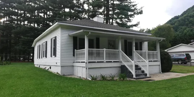 a view of a house with a yard