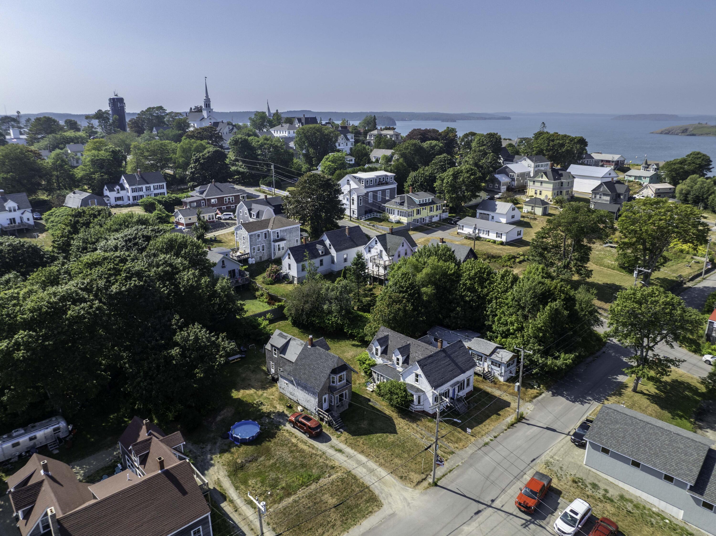 27 Pleasant Street Lubec, ME 04652 - Photo 3 of 29 27 Pleasant St Lubec (3 of 33)