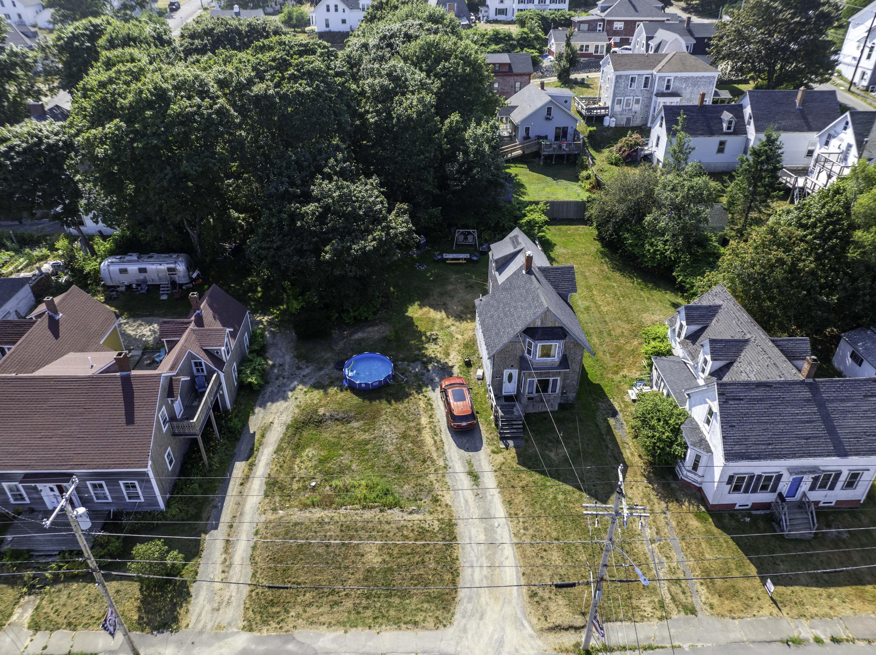 27 Pleasant Street Lubec, ME 04652 - Photo 4 of 29 27 Pleasant St Lubec (1 of 33)