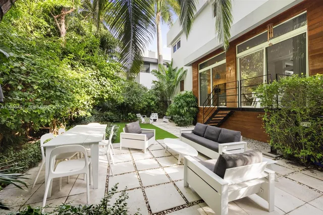 $3,750,000 | 3655 Avocado Avenue, Coconut Grove, FL 33133