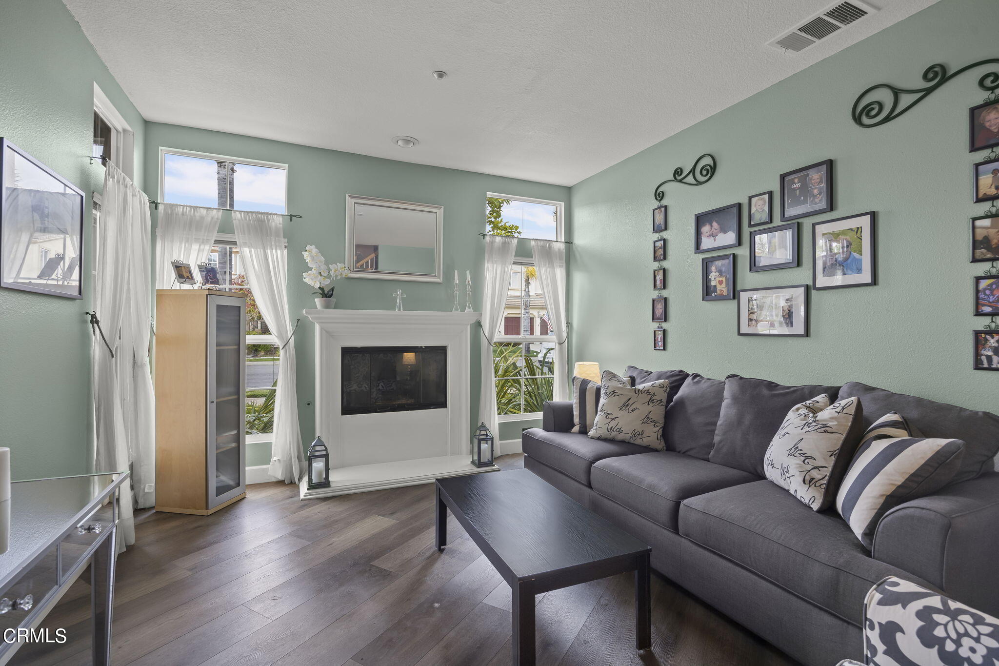 4352 Waterside Lane Oxnard, CA 93035 - Photo 11 of 37 Living Room