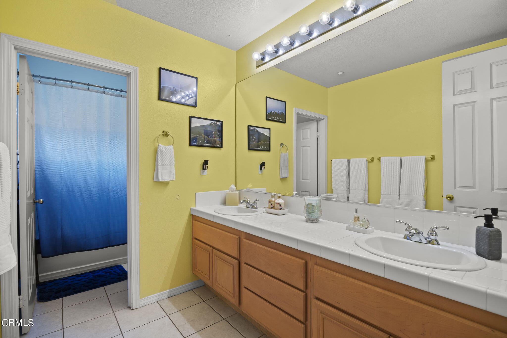 4352 Waterside Lane Oxnard, CA 93035 - Photo 22 of 37 Upstairs hall bath