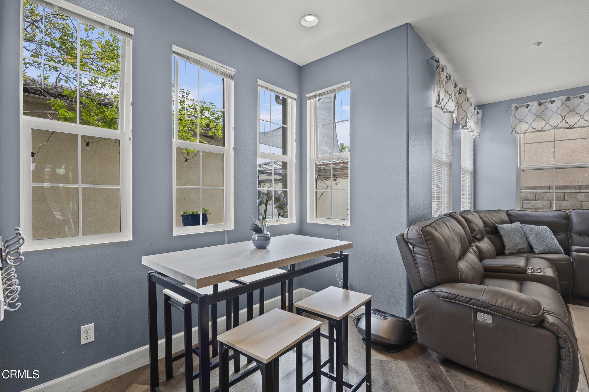 4352 Waterside Lane Oxnard, CA 93035 - Photo 6 of 37 Kitchen