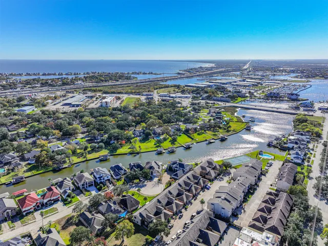 $259,900 | 2034 Glencove Drive, Seabrook, TX 77586
