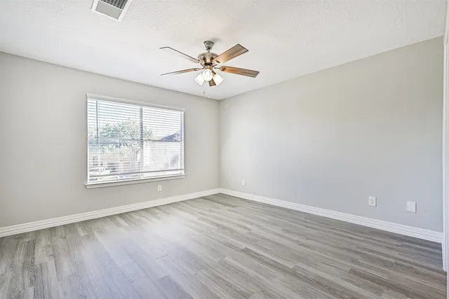 $259,900 | 2034 Glencove Drive, Seabrook, TX 77586