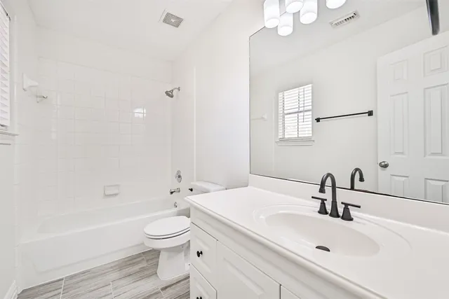 $259,900 | 2034 Glencove Drive, Seabrook, TX 77586