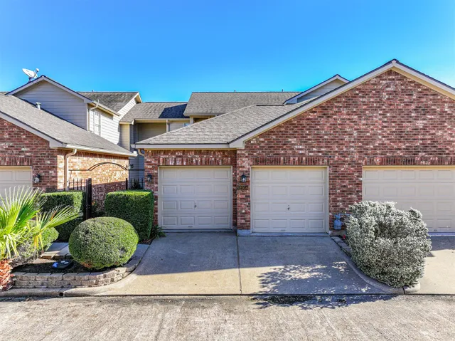 $259,900 | 2034 Glencove Drive, Seabrook, TX 77586