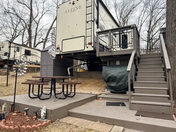 a view of a house with backyard