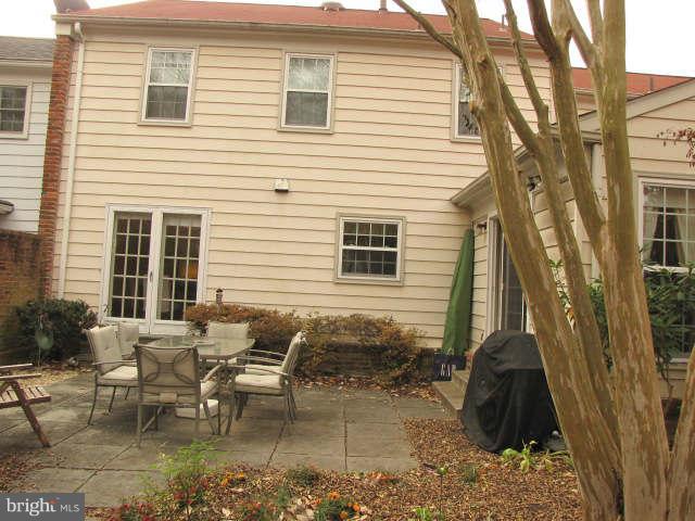 10277 Gainsborough Road Potomac, MD 20854 - Photo 12 of 14 a view of a outdoor space with a patio
