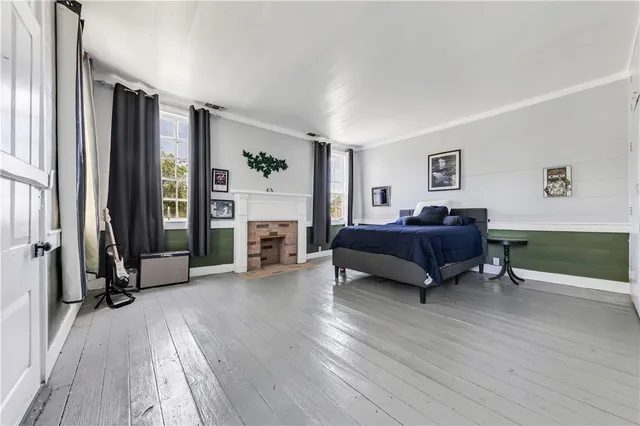 a view of a yard with a house