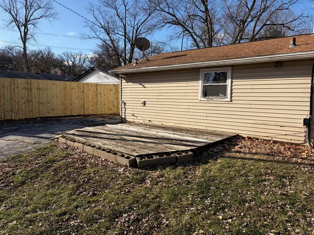 a view of a back yard of the house