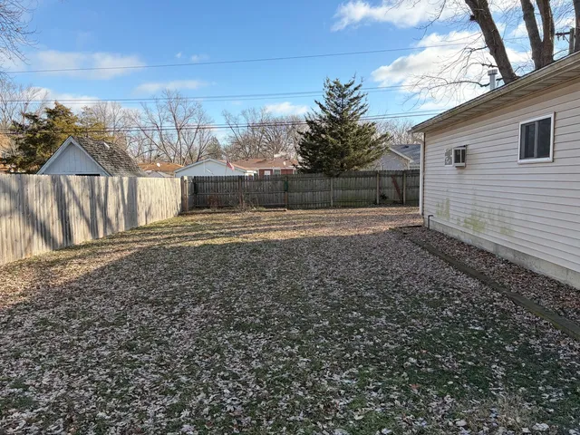 a view of backyard of the house